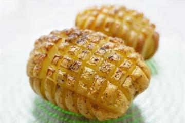 土豆新吃法，整個土豆直接做，不用去皮，咸香軟面，孩子都愛吃