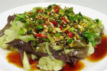 茄子這樣做才好吃，一蒸一拌就做好，比吃肉還香，吃一口就上癮