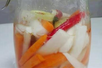 簡單易做的蘿蔔小菜，一切一腌就做好了，酸辣脆爽，吃著真過癮