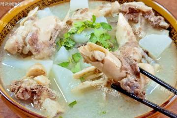 秋天，建議中老年人多吃「健腿菜」，預防骨質疏鬆，腿腳有力氣！