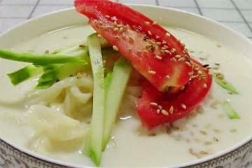 據說這是一個韓國料理，一道豆漿冷麵，做法簡單，口感出乎意料