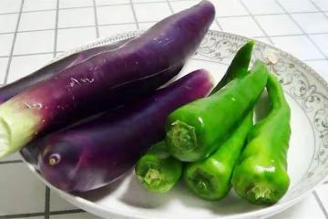 三根茄子四個辣椒,不用切往鍋里一放,做好後香辣濃香,先收藏了
