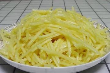 土豆絲新做法,茬好絲不用炒,做好後軟爛咸香,好吃下飯,真棒