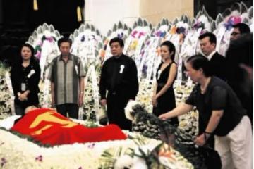 羅京逝世11年，妻子改嫁了富商，他的墓地卻始終出現一個怪相！
