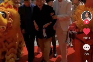 90歲楊少華惹爭議！走路顫巍被架著出席活動，做核酸卻需醫護上門