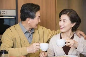 25歲女子不顧勸阻，毅然嫁給68歲有錢老頭，誰料，剛結婚，老頭就破產了