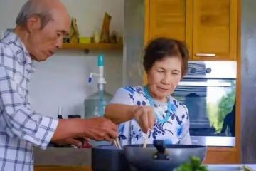55歲喪偶，親家公和我搭夥，他天天占我便宜，誰知他是這樣的人｜情感故事