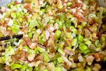 餐桌上的「青黴素」,正大量上市,中老年要常吃,護肝抗菌強免疫