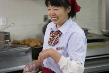食堂風波:男生買飯遭阿姨無視與驅趕之思