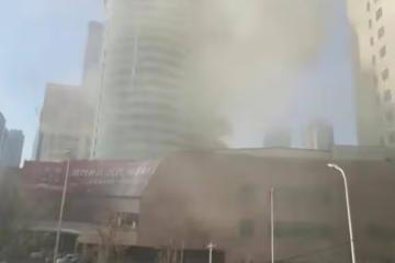 突發！瀋陽高登大店發生火災，現場濃霧瀰漫，大量消防車到場
