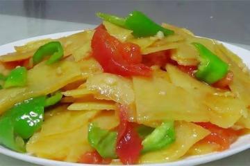 土豆片這樣做才有味,一道西紅柿青椒土豆片,家常的味道,收藏了