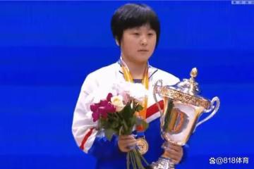呵護！金琴英勇奪朝鮮首個亞洲冠軍，領導見她穿得單薄脫大棉襖給她