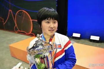 載譽回國！金琴英率朝鮮隊攜冠軍獎盃回平壤，體育部長親自獻花迎接