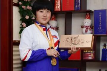 人生贏家！金琴英亞錦賽奪冠代言高麗人參，戴金牌簽名禮盒害羞微笑