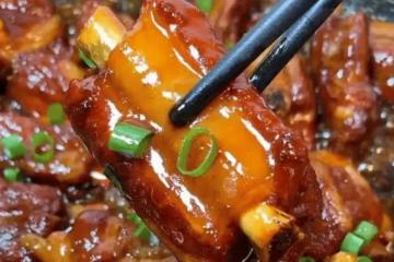 做紅燒排骨，別只會加醬油！教您正確做法，肉爛味濃，不柴不腥