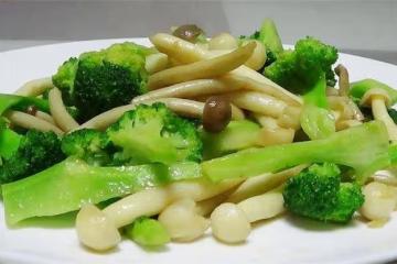 這道素菜一定要收藏,西蘭花和蘑菇,簡單一炒,清淡好吃,真棒