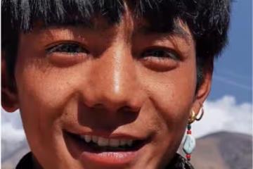 丁真全家基因有多強？舅舅神似鄭伊健，弟弟還長著一張超模臉