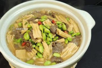 天冷不懂吃此菜太虧了,比大魚大肉強!隨手燜一鍋,有豆有肉還有菜、特下飯