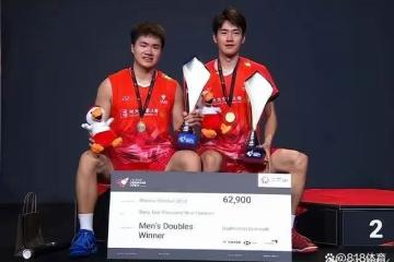笑噴！梁王丹麥公開賽奪冠王昶大秀英文，主持問搭檔鏗仔：我聽不懂！