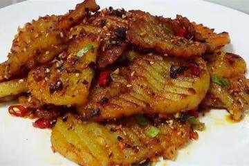 土豆這樣做吃著才過癮,香辣軟糯,比肉都香,愛吃土豆的記得收藏