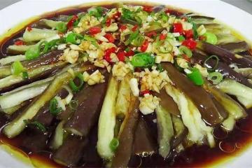 愛吃茄子的一定要收藏,一道白灼茄子,微辣咸香,簡單幾步就做好
