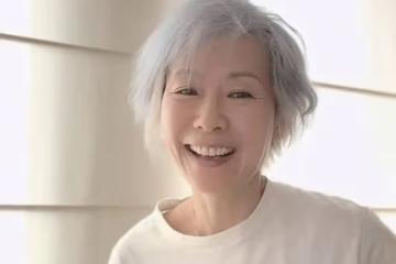 59歲葉童滿頭灰白髮全素顏出鏡！身材消瘦，網友直呼不敢認