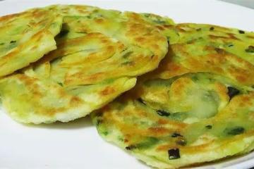 喜歡吃蔥油餅先收藏了，不用自己和面，做出來酥脆咸香，吃撐了