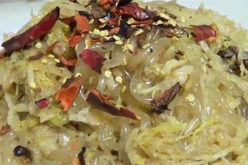 酸菜炒著吃也特別有味，做法家常，味道卻不同凡響，我先吃一盤