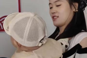 大衣哥兒媳陳萌變俏麗，成為朱家的話事人，和大衣哥各頂半邊天