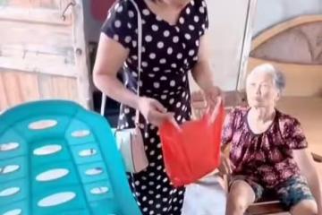全紅嬋大伯母回家探親,給奶奶洗頭髮,安慰爺爺奶奶的情緒