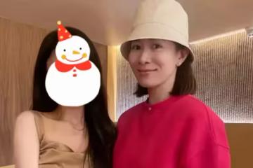 47歲佘詩曼吃飯被偶遇，與網友合影親和力超足，素顏被贊像20歲