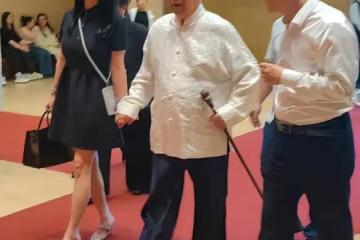 范曾徐萌結婚6個月，夫妻牽手欣賞藝術展，徐萌不懼路人目光
