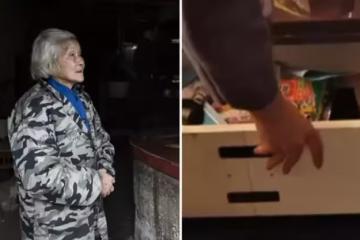 媽媽3個月不洗澡，女兒嫌她不講衛生，生氣趕走了她，第二天收拾抽屜的時候，她卻捂臉痛哭