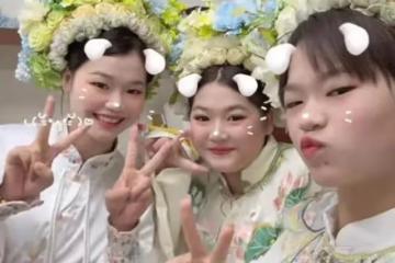 全紅嬋和弟弟妹妹玩簪花，全紅月變漂亮了，全進鵬比姐姐還高