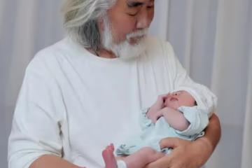 太能生!73歲張紀中四胎得女拍全家福,42歲太太因生產困難哭成淚人