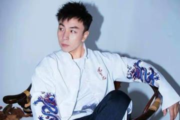 釋小龍近況曝光，攜妻女出行引關注，網友驚嘆其家庭美滿