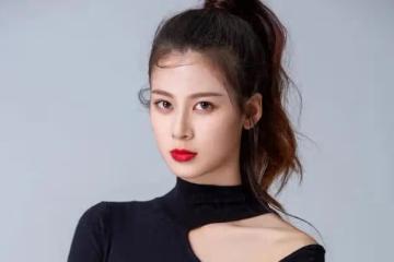 趙昭儀暖心舉動引熱議，脫衣贈站姐顯真情，網友：真大方！