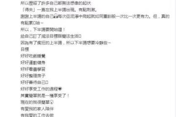 賈靜雯50歲生日,被老公長女甜蜜親吻,一家11口同框慶祝好有愛