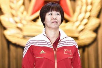 中國女排迎來發展拐點，郎平高調宣布最新簽約，帥位懸念再升級