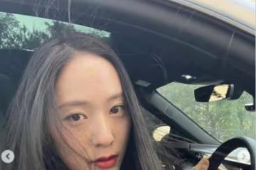 鄭秀晶曬私照，長發紅唇迷人的氣質，她在炫耀1.6億韓元的汽車？