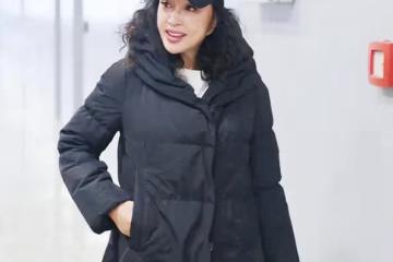 74歲劉曉慶新燙了羊毛卷減齡30歲,穿黑色羽絨服,完全沒有大媽味