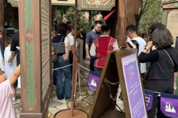宋丹丹一家逛迪士尼,兒子兒媳穿著樸素自己帶娃,倆孫子長相喜人
