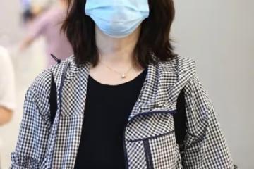 左小青生圖暴露真實狀態,格紋風衣配全黑套裝,和中年女人沒差別