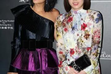 甘比終於找回了場子,穿印花裙清新秀氣,比身旁徐濠縈還有高級感
