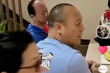 狄龍夫婦現身豪宅聚會，與眾星喝酒唱歌太盡興，陳國坤彈吉他伴奏