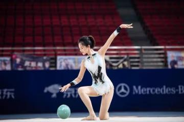 她被譽為「一字馬」女神，身材傲人，照片成物理題，現28歲仍單身