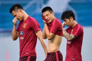 他是國足衰落的「幕後黑手」,堪稱足壇最大的蛀蟲,鄭智被迫屈服
