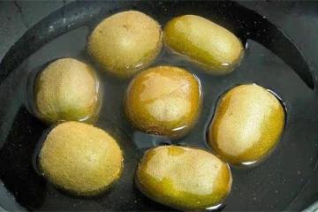 獼猴桃放進鍋里煮一煮,原來那麼神奇,作用拿錢也難買,簡單實用