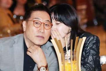 53歲李英愛和73歲富豪老公現身,夫妻打扮時尚牽手秀恩愛