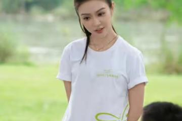 方大同已哭暈!薛凱琪曝新戀情,三里屯吃火鍋,帥氣男全程貼身陪伴